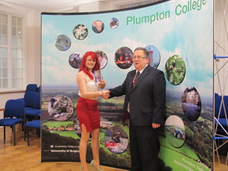 Robyn Rayson Receiving the Entrepreneur Award from Colin Fines from NatWest Business Banking.